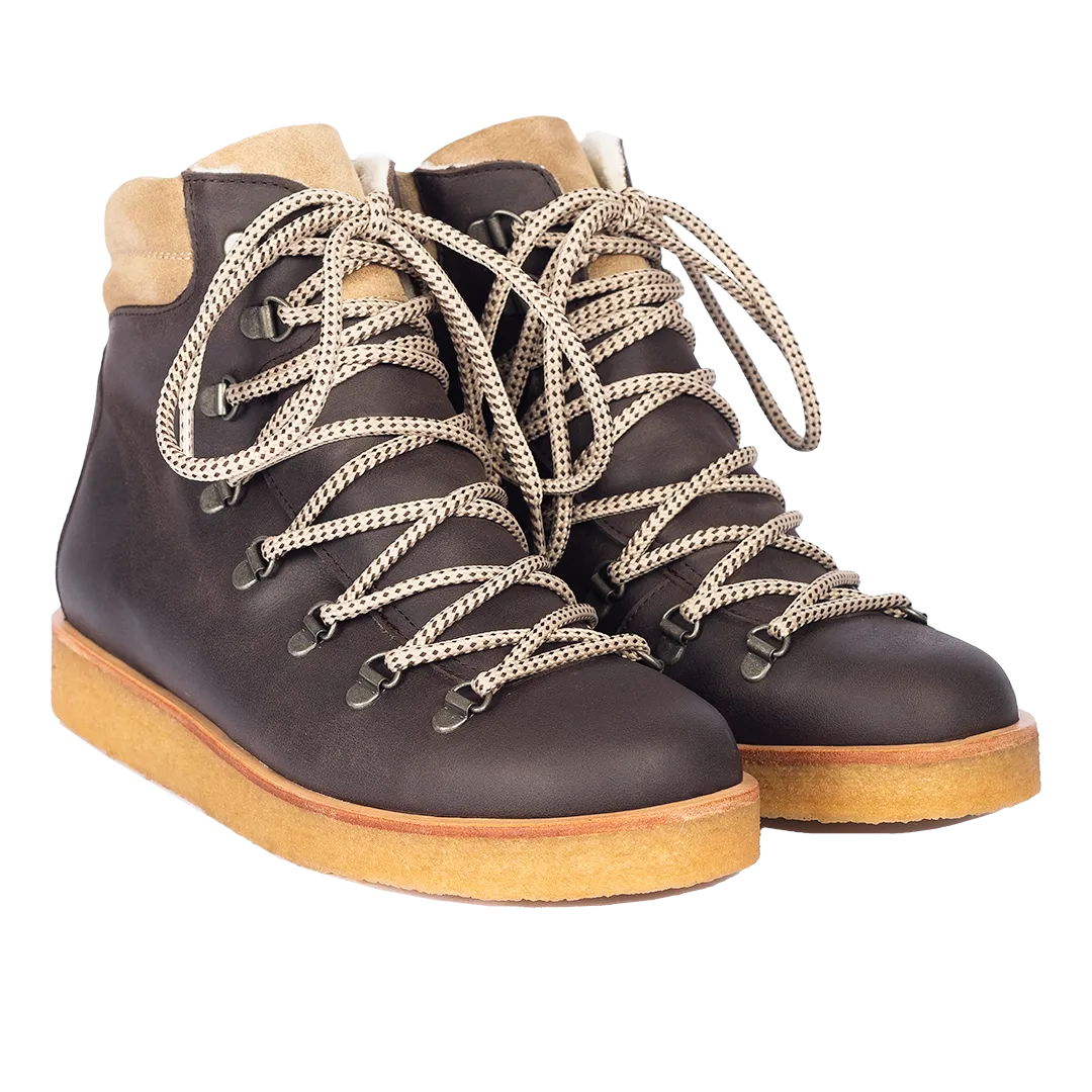 Boot with wool lining and laces