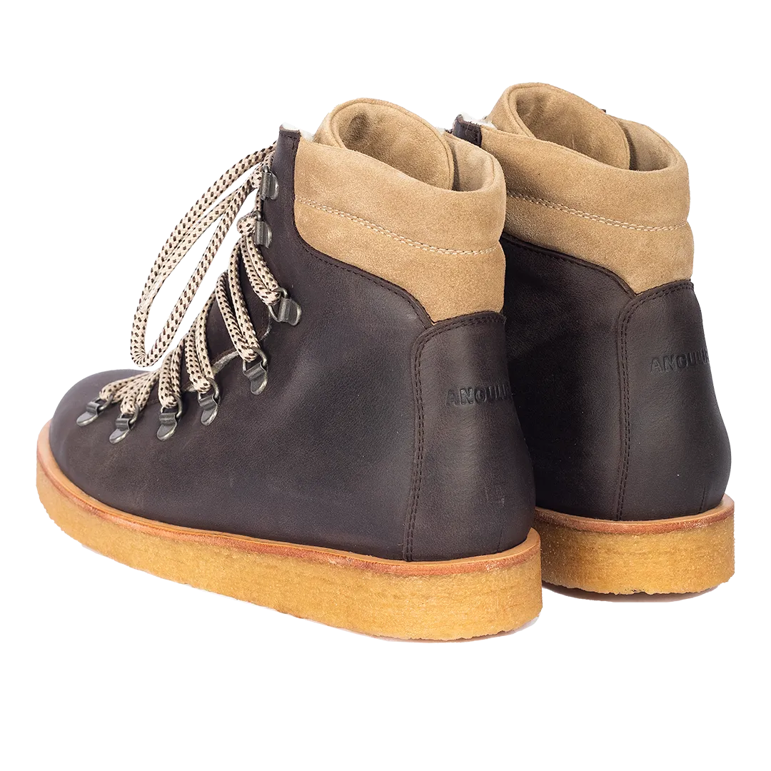 Boot with wool lining and laces