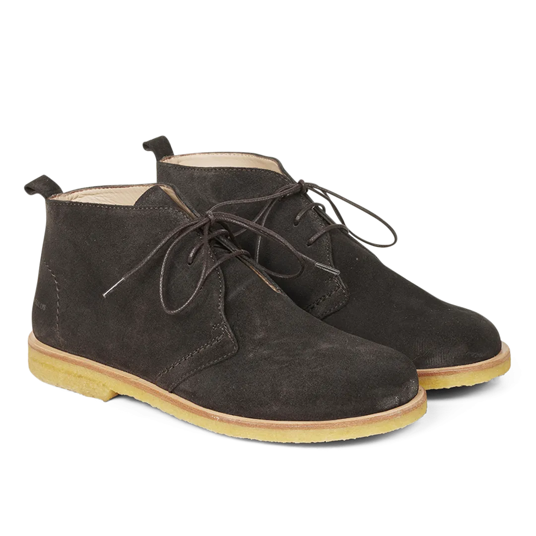 Desert boot with laces