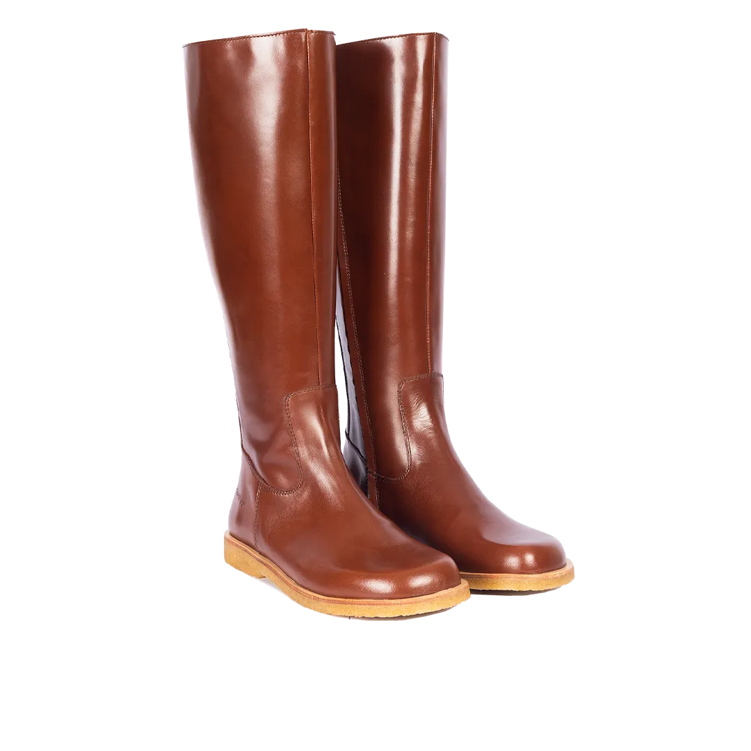 Long shafted leather boot with a spacious fit