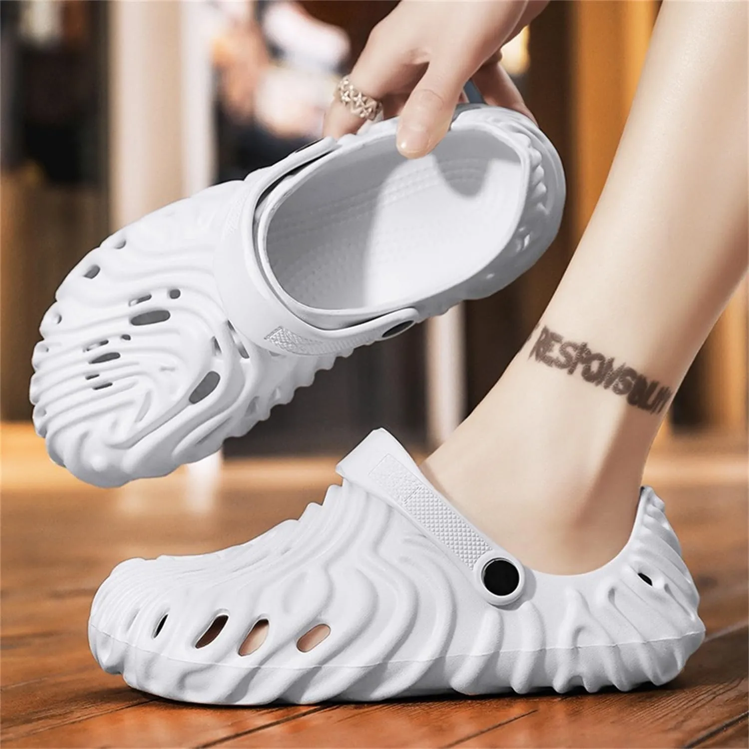 Women Men Casual Clogs Fashionable Non Slip EVA Sandals Couples Beach Shoes Comfortable Slip On Footwear