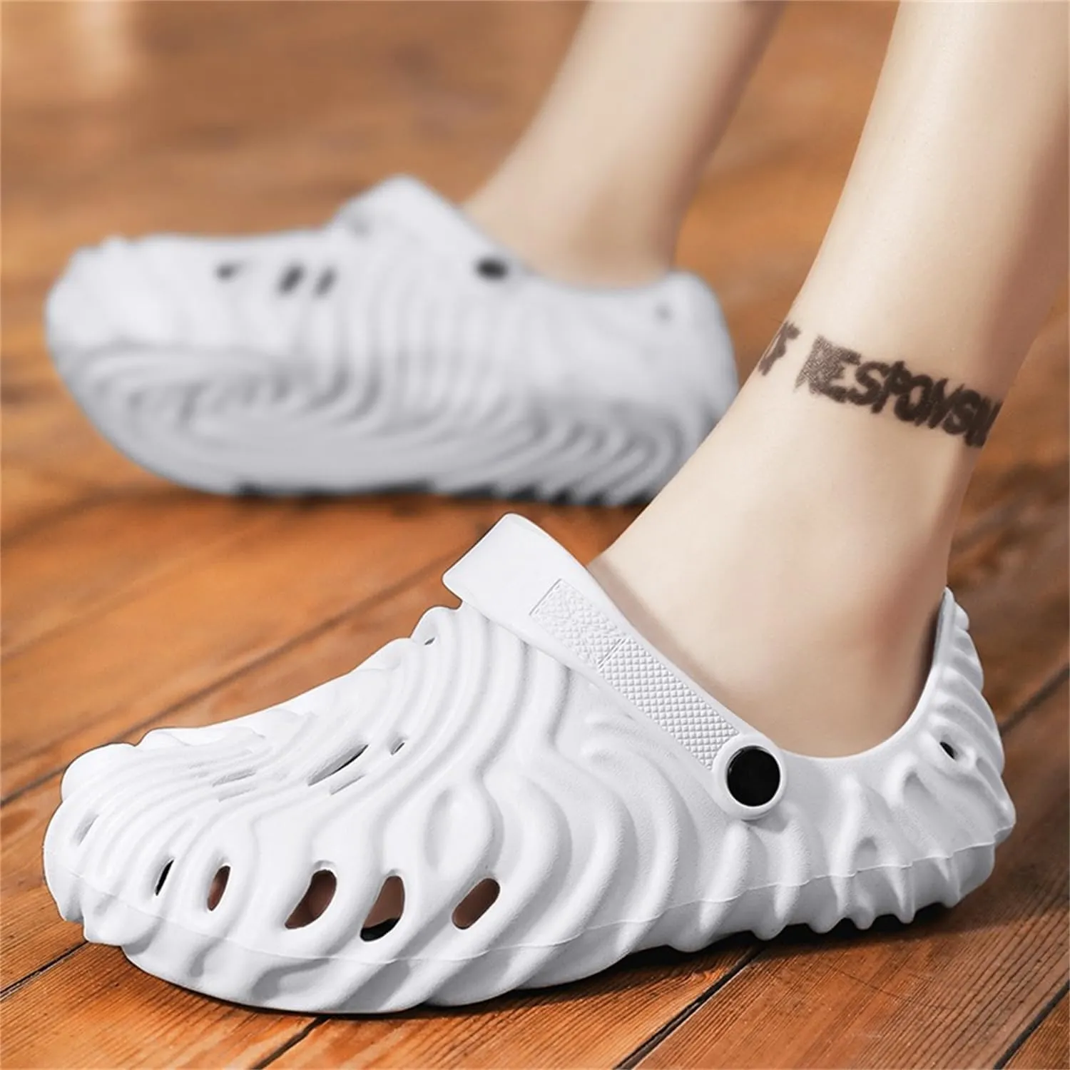 Women Men Casual Clogs Fashionable Non Slip EVA Sandals Couples Beach Shoes Comfortable Slip On Footwear