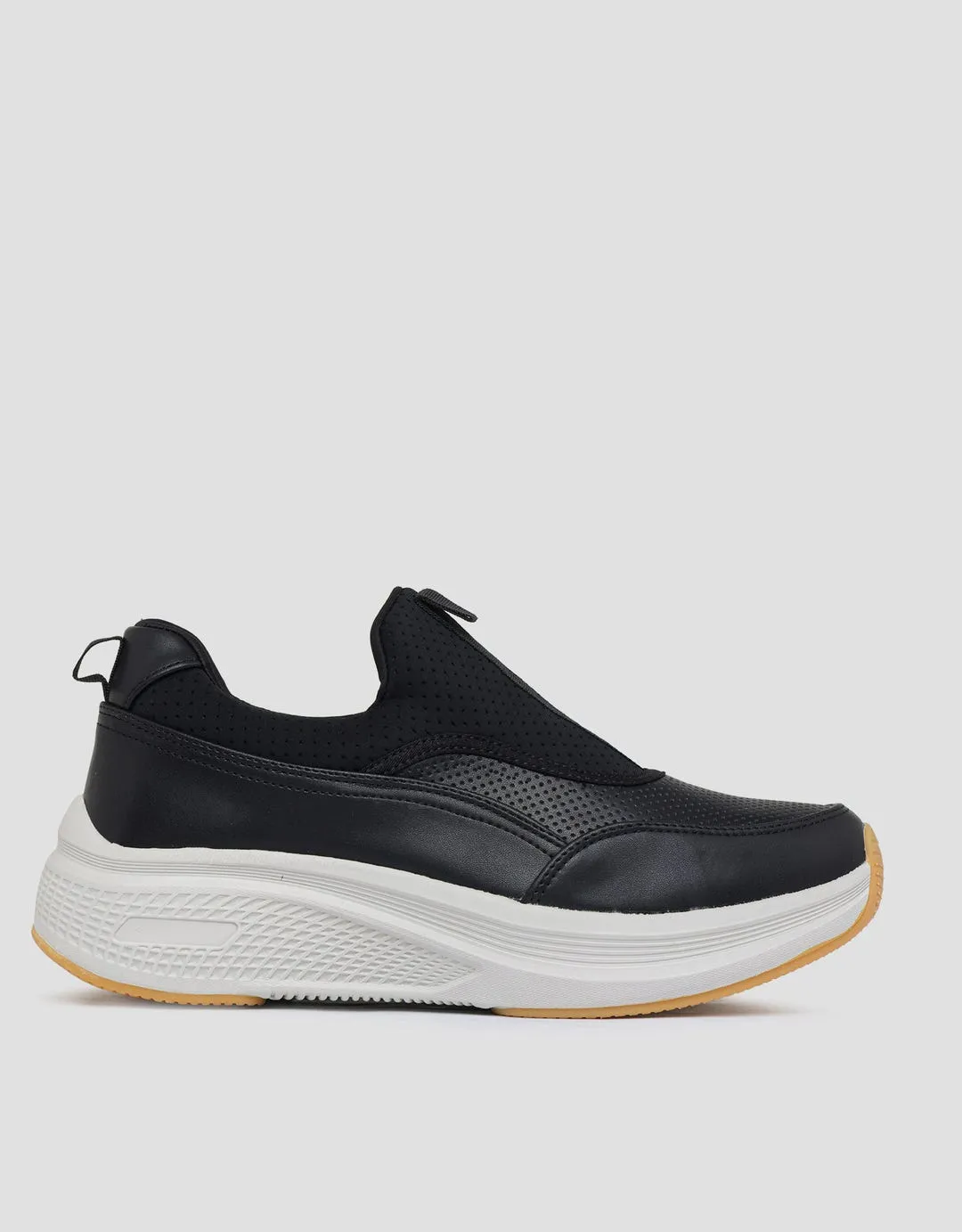Yongki Komaladi Casual Sneakers Slip On Pria